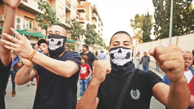 Referandum sırasında uyguladığı şiddet nedeniyle eleştirilen İspanya polisine destek veren İspanyol milliyetçiler, Barselona’da maskeli gösteri düzenledi.
