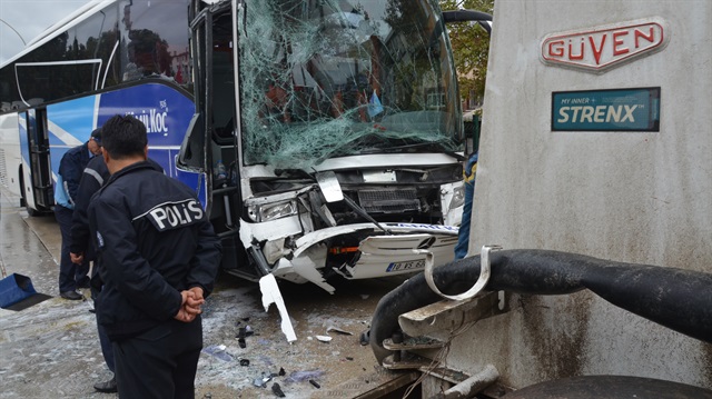 Kocaeli'de yolcu otobüsüyle TIR çarpıştı.