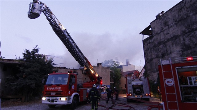 Antalya’da çıkan yangında 3 ev zarar gördü