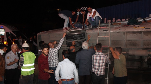 Kocaeli'nin Körfez ilçesinde işçileri taşıyan midibüsün, yola çıkan TIR'a çarpması sonucu 31 kişi yaralandı.