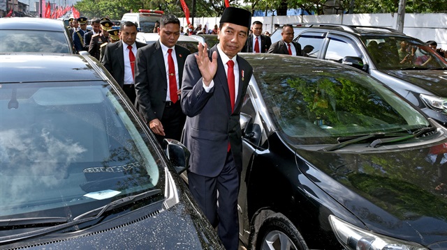 Endonezya Devlet Başkanı Joko Widodo, trafiğe takılınca aracından indi. 