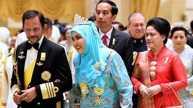 Brunei Sultanı Hasan el-Bulkiye ve eşi Kraliçe Saliha.