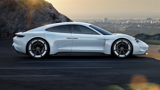 Porsche Mission E, hızlı şarj teknolojisi sayesinde 15 dakikalık şarj ile yüzde 80 dolum gerçekleştiriyor.