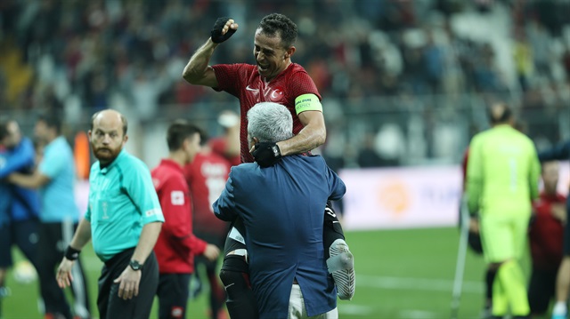 Osman Çakmak'ın maç sonundaki sevinci...