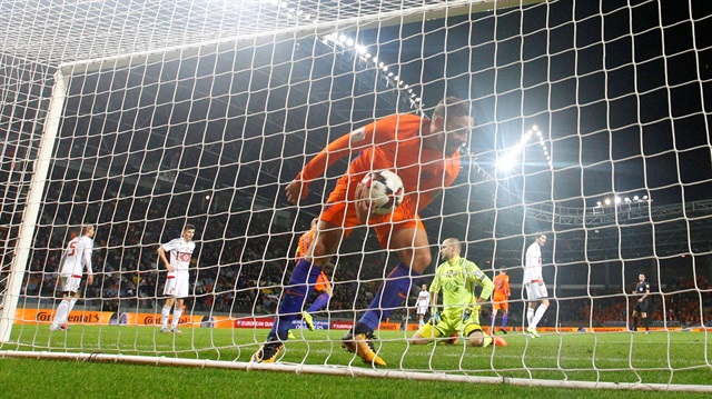 Hollanda'nın Belarus'u 3-1 yendiği maçta Janssen'in topu ağlardan alışı...
