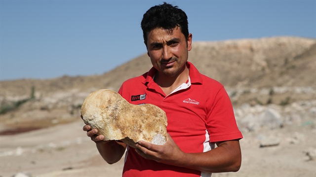 Murat Adıyaman, kemikleri müze görevlilerine teslim etti.