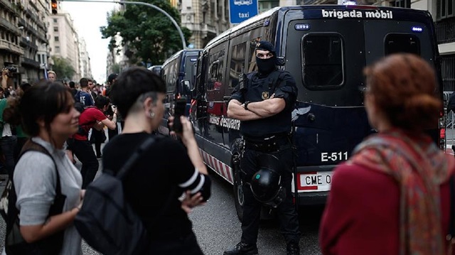 Katalonya'da bağımsızlık tartışması nedeniyle polisler geniş güvenlik önlemleri aldı.