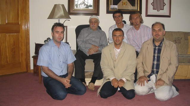 Fotoğrafta eski Galatasaraylı futbolculardan, Arif Erdem, Orhan Ak ve Cihan Haspolatlı yer alıyor.