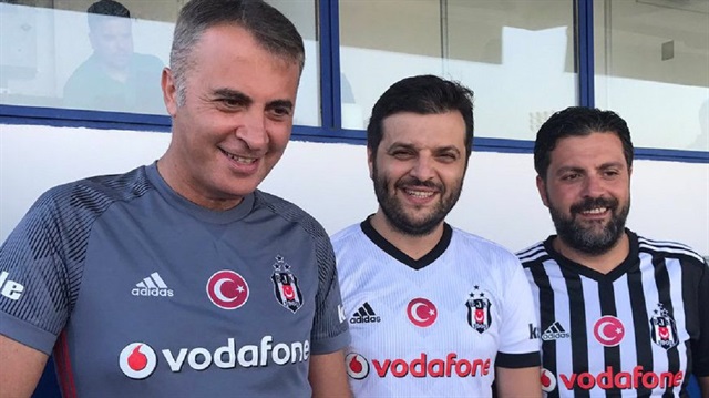 Yönetici Mahmuyazıcıoğlu (sağ başta) Beşiktaş'ın transferlerinde etkin rol oynuyor.