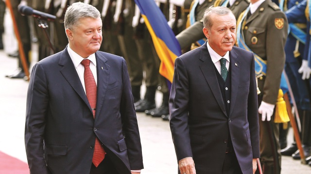Cumhurbaşkanı Erdoğan, Petro Poroşenko tarafından Devlet Başkanlığı İdaresi’nde resmi törenle karşılandı. 