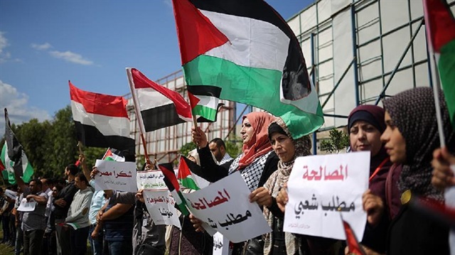 Gazze'de toplanan Filistinliler, Hamas ile El Fetih arasındaki uzlaşıya destek verdi.