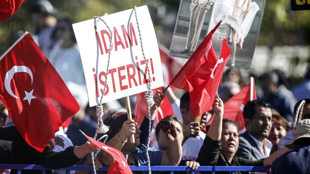 Cumhurbaşkanı Erdoğan'a suikast girişimi davasında vatandaşlar mahkeme salonu önünde nöbet tuttu. 