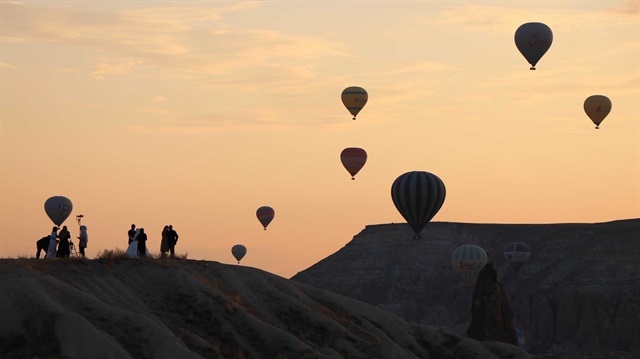 Türkiye'nin en önemli turizm merkezlerinden biri olan Kapadokya'da hava muhalefeti nedeniyle sıcak hava balonları üç gündür iptal ediliyor.