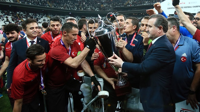 Ampute Mill Takımımız şampiyonluk kupasını Gençlik ve Spor Bakanı Osman Aşkın Bak'ın ellerinden aldı...