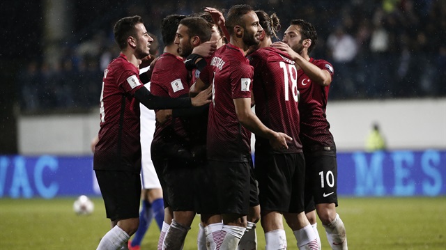 Türk Milli Takımı, Cenk Tosun'un Finlandiya'ya attığı gol sonrası sevinirken.