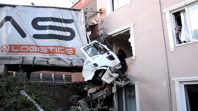 TIR apartman dairesine girdi: 1 ölü