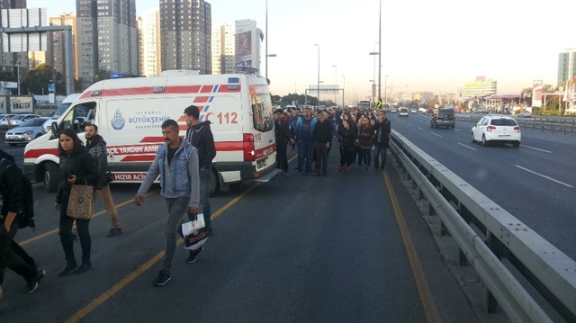 Kazanın ardından metrobüs yolu kapandı. Vatandaşlar bir süre yürüyerek yollarına devam etti.
