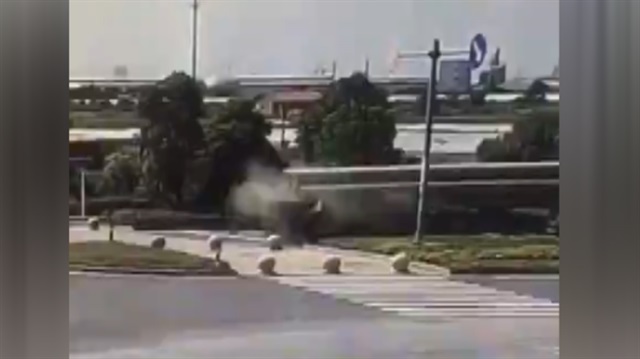 Ani fren yapan TIR taşıdığı direklerin altında kaldı