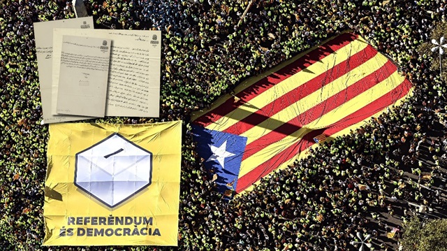 Binlerce Katalan bağımsızlık için yürümüştü.  