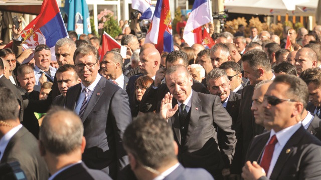 Sancaklılara hitap edeceği alana Vucic ile gelen Erdoğan’a halk, bir süre “Sultan Erdoğan” diye tezahüratta bulundu.