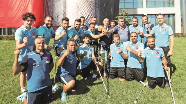 Türkiye Futbol Federasyonu Başkanı Yıldırım Demirören,​Avrupa şampiyonu olan Ampute Milli Takımı'nı kabul etti.