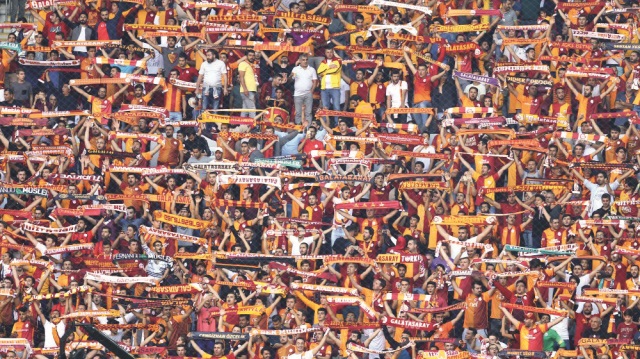 Yenilgi yüzü görmeden hanesine 19 puan yazdırarak liderlik koltuğuna kurulan Galatasaray, taraftarıyla da barıştı.