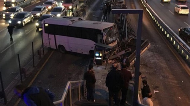​Metrobüs yolunda kaza: Servis aracı durağa çarptı.