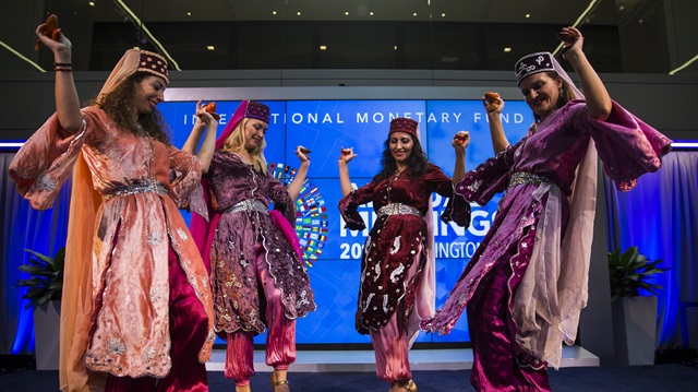 الرقص الشعبي التركي يثير إعجاب الحاضرين في اجتماع دولي بواشنطن
