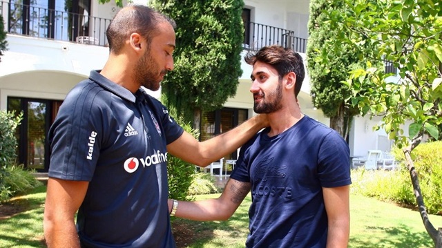 Beşiktaş'ta Cenk Tosun, genç oyuncu Orkan Çınar'la konuşurken.