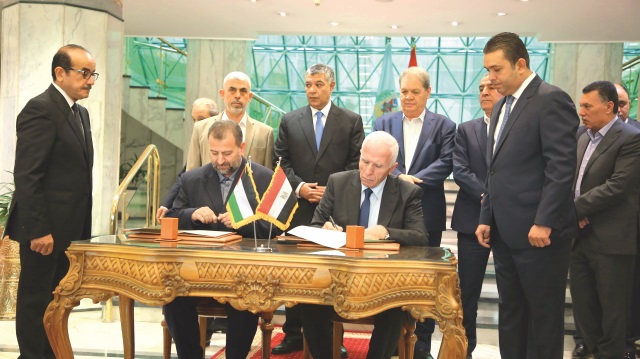 Anlaşma metnini Fetih Hareketi Merkez Kurulu üyesi Azzam El-Ahmed (sağda) ile Hamas’ın Siyasi Büro Başkan Yardımcısı Salih Aruri (solda) imzaladı.