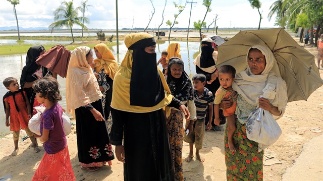 Arakanlı Müslümanlar, Myanmar zulmünden kaçarak Bangladeş'e sığınıyor. 