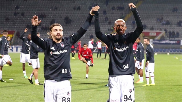 Trabzonspor maçından sonra kavga eden Caner Erkin ve Talisca Gençlerbirliği maçı öncesi taraftarları böyle selamladı. 