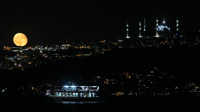 Çamlıca Cami'nin İstanbul siluetinde gece görüntüsü.