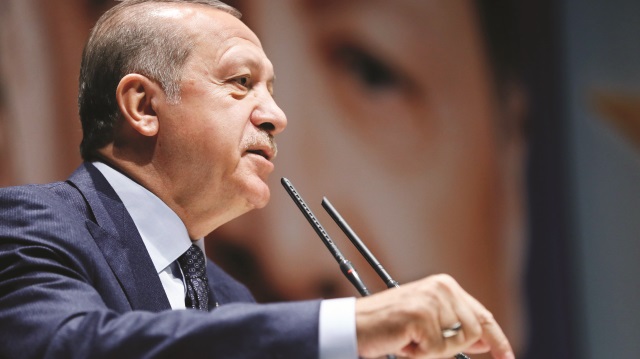 Cumhurbaşkanı Erdoğan, Türkiye’yi FETÖ ve PKK gibi terör örgütleriyle köşeye sıkıştıramayanların sahaya indiğini söyledi. 