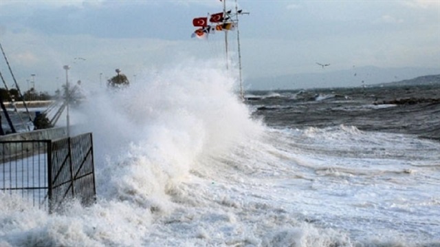 Düzce'de denize açılan balıkçılar fırtına ve sağanak nedeniyle limana dönmek zorunda kaldı.