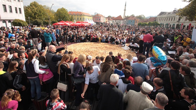 Bosna Hersek'de "dünyanın en büyük böreği" unvanını elde etmek için 650 kilogramlık börek pişirildi.