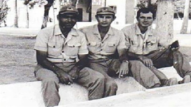 MHP lideri Bahçeli'nin (ortada) askerlik fotoğrafı.