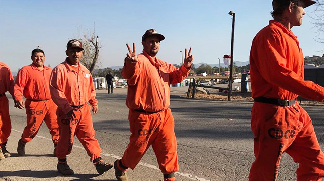 Kalifornia'da yangına müdahale eden mahkumlar