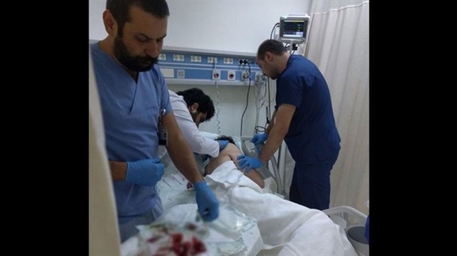 Omzundan yaralanan yönetmen Beyazıd hastaneye kaldırıldı.