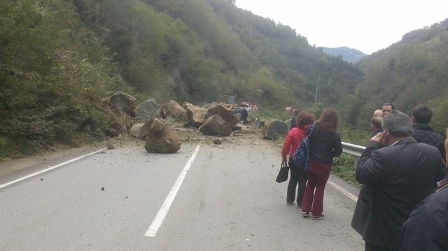 Ormanlık alandan kayaların koparak yolu kapattığı görüldü. 