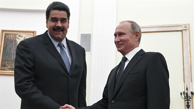 Russian President Vladimir Putin (R) shakes hands with his Venezuelan counterpart Nicolas Maduro