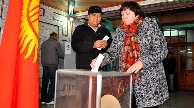 Kırgızistan'da halk yeni dönem seçimleri için sandık başına giderek oy kullandı.