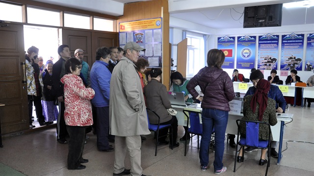 القرغيزيون يتوجهون إلى صناديق الاقتراع لاختيار رئيس جديد للبلاد