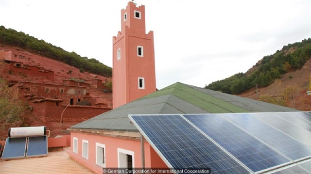 Yeni güneş panelleri bulunan cami köyün büyük bir bölümüne elektrik sağlıyor. 