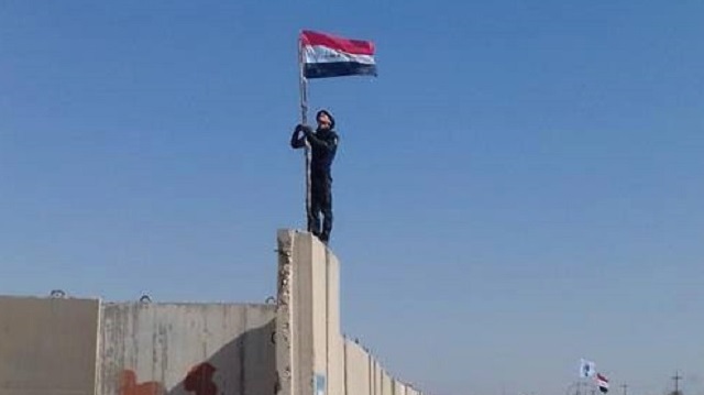 Kerkük'te, Irak bayrakları asılıyor