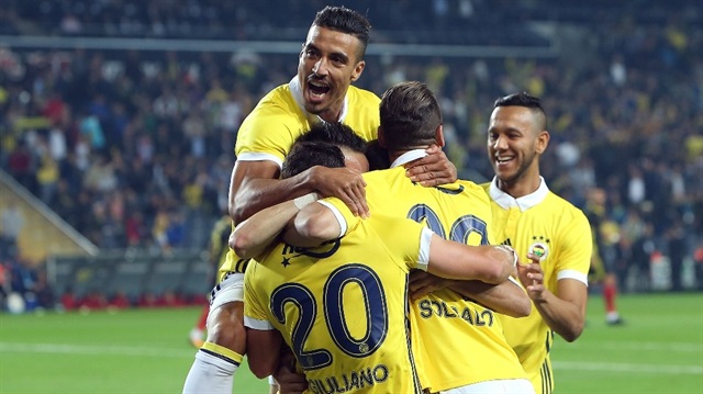 Fenerbahçeli futbolcular Yeni Malatyaspor maçında attıkları golden sonra büyük sevinç yaşadı. 