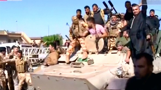 Irak güçlerinin Kerkük'teki ilerleyişi sürerken peşmerge mevzilerinden kaçıyor. 