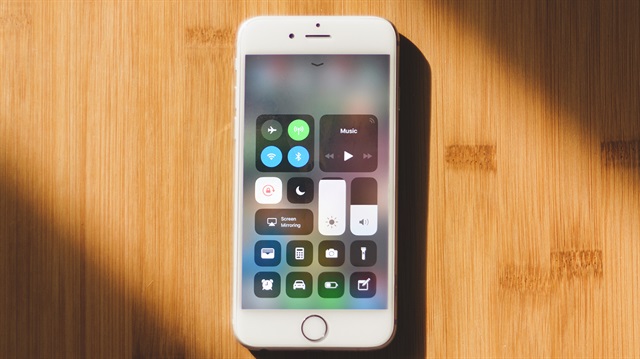 Apple, iOS 11 ile bilikte cihazlardaki güç tuşunun kullanımını minimuma indirecek gizli bir özellik ekledi. 