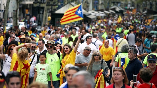 Katalonya'da bağımsızlık referandumu için düzenlenen mitinge yüzbinlerce kişi katılmıştı.