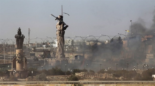 Kerkük Havalimanının yakınlarında bulunan Peşmerge heykeli yakıldı.